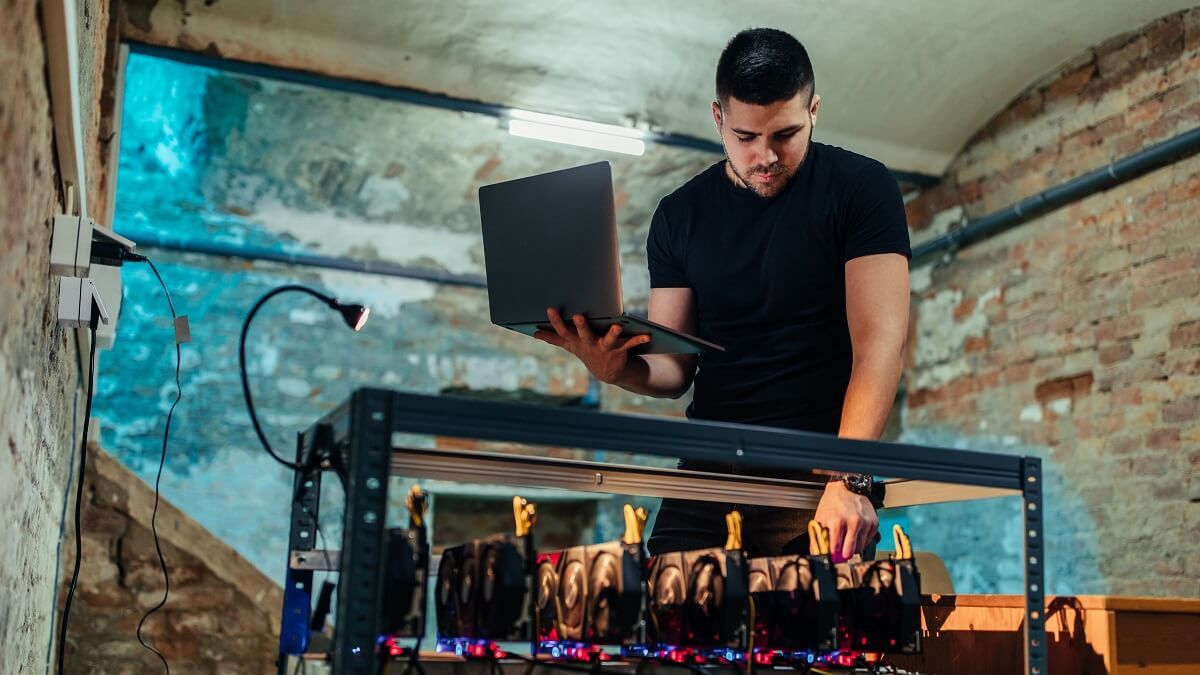 Mężczyzna padł ofiarą oszustwa na kryptowaluty