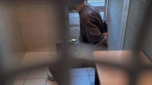 Odurzony obcokrajowiec zrobił burdę w Warszawie: napady agresji przeplatał śmiechem i krzykami