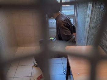 Odurzony obcokrajowiec zrobił burdę w Warszawie: napady agresji przeplatał śmiechem i krzykami