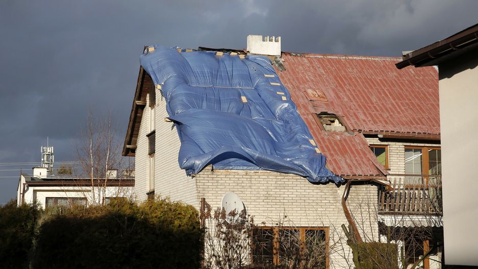 Skutki wichur nad Polsk?Fot. Tomasz Kawka/East News, Mikolow (woj. slaskie), 17.02.2022. Skutki silnych wiatrow przechodzacych nad Polska. Zerwany dach na  domu jednorodzinnym.Tomasz Kawka