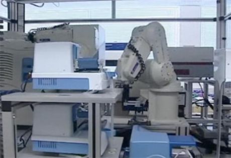 Robot naukowiec dokonuje odkryć bez pomocy ludzi 1