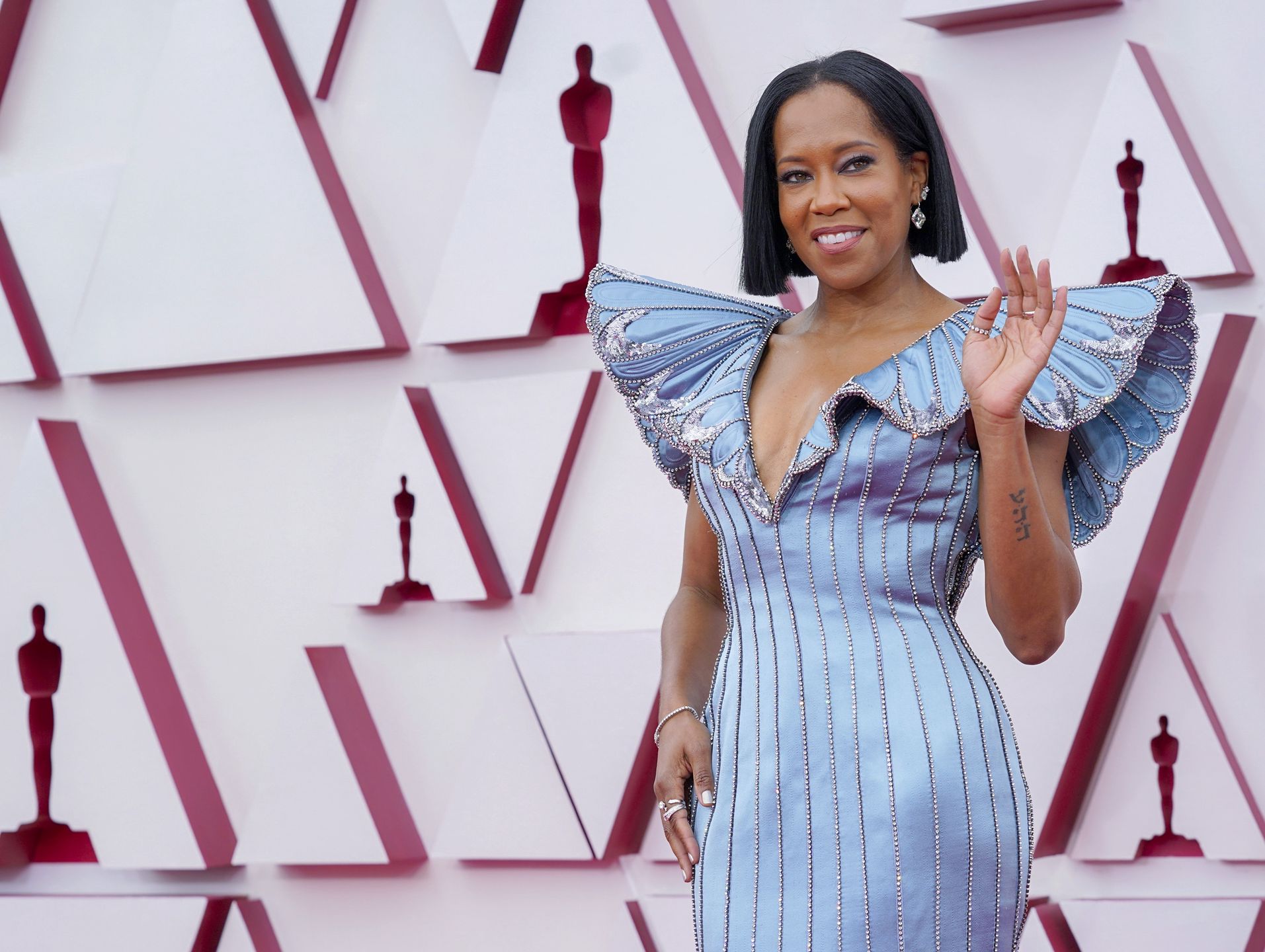 Oscary 2021. Regina King potknęła się na scenie