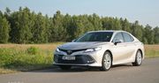 Test: Toyota Camry jest sensacyjnie oszczędna. Poza tym poprawna
