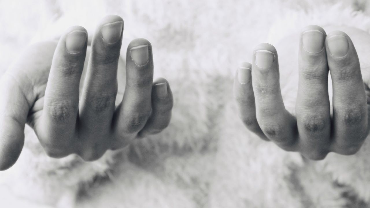 Bruzdy na paznokciach. O czym świadczą? (WIDEO)
