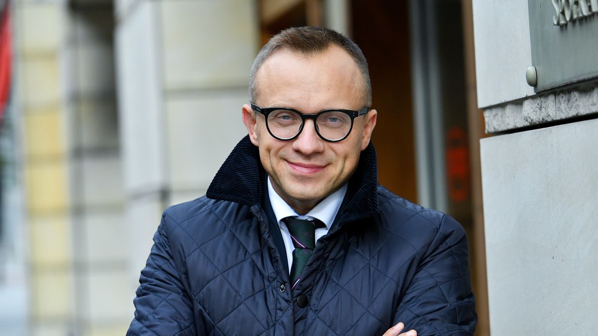 Warszawa, 05.10.2022. Sekretarz stanu w Ministerstwie Finansów Artur Soboń przed siedzibą Polskiej Agencji Prasowej w Warszawie, 5 bm. Artur Soboń był gościem Studia PAP. (amb) PAP/Piotr Nowak***Zdjęcie do depeszy PAP pt. Soboń: wszystkie znaki na niebie i ziemi wskazują na spadek inflacji w przyszłym roku***