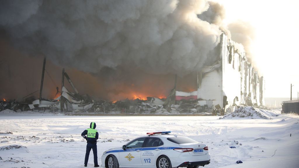 Kłęby dymu nad Petersburgiem. W magazynie Wildberries nadal tli się ogień