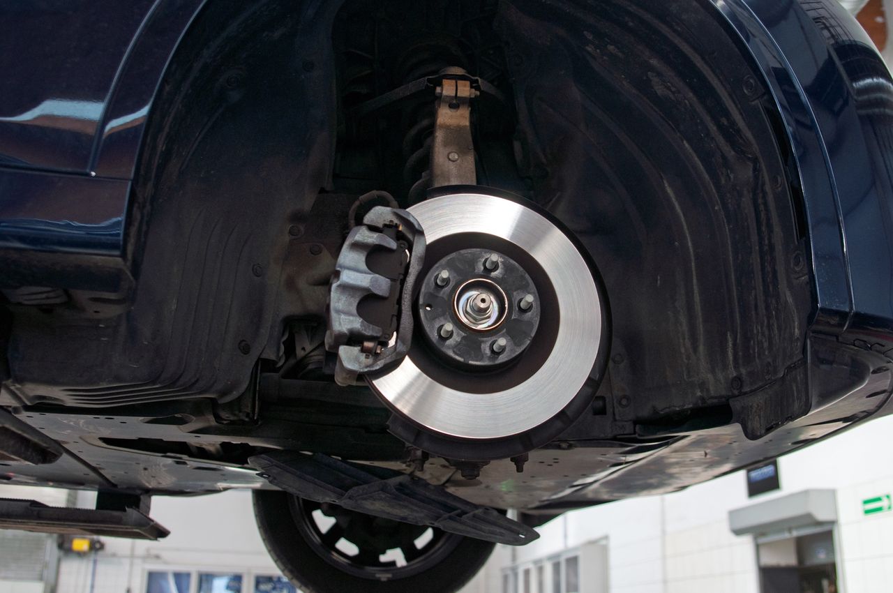 Mazda CX-60 na podnośniku, serwis, ASO