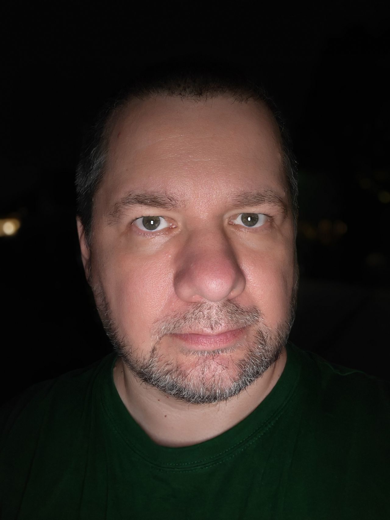 Selfie nocne z doświetleniem ekranem.