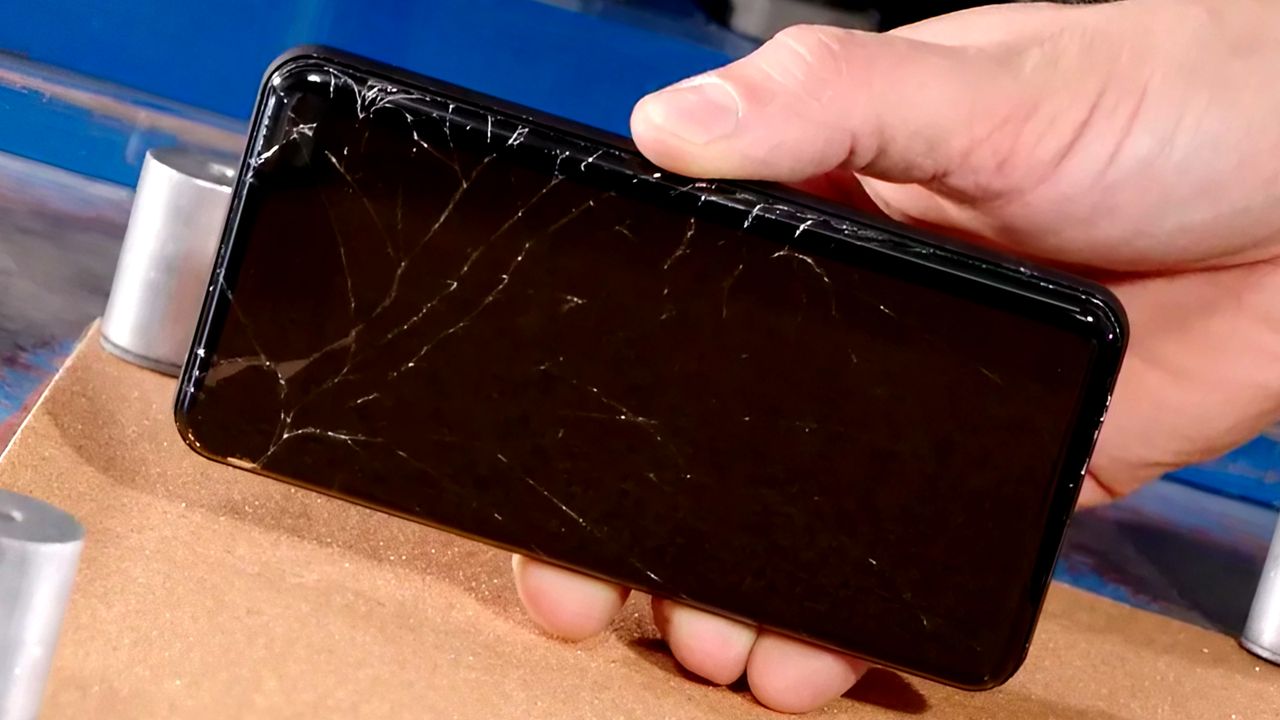 Gorilla Glass Victus 2 ma przetrwać upadki, po których inne szkła pękają