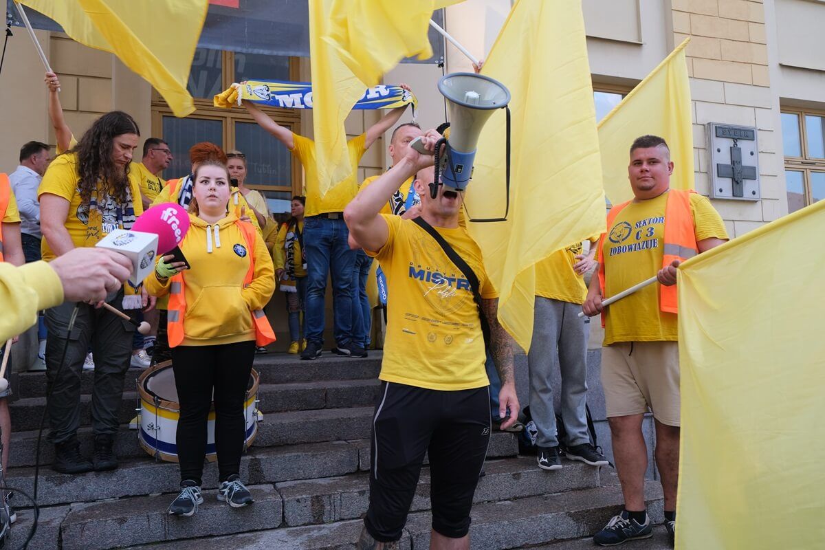 Manifestacja kibiców Orlen Oil Motoru Lublin przed Ratuszem