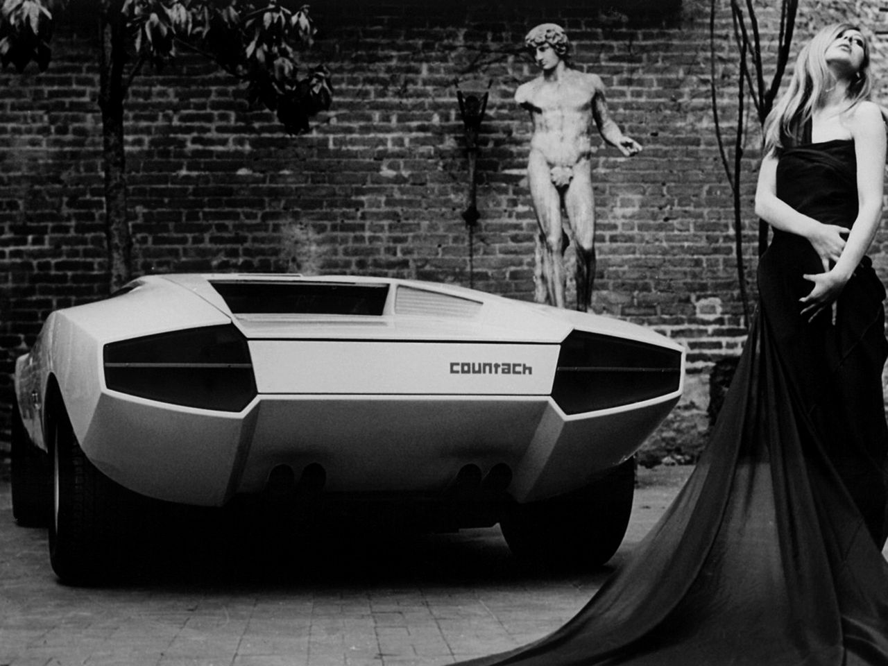 Od dekad z V12: ewolucja hipersamochodów Lamborghini 21