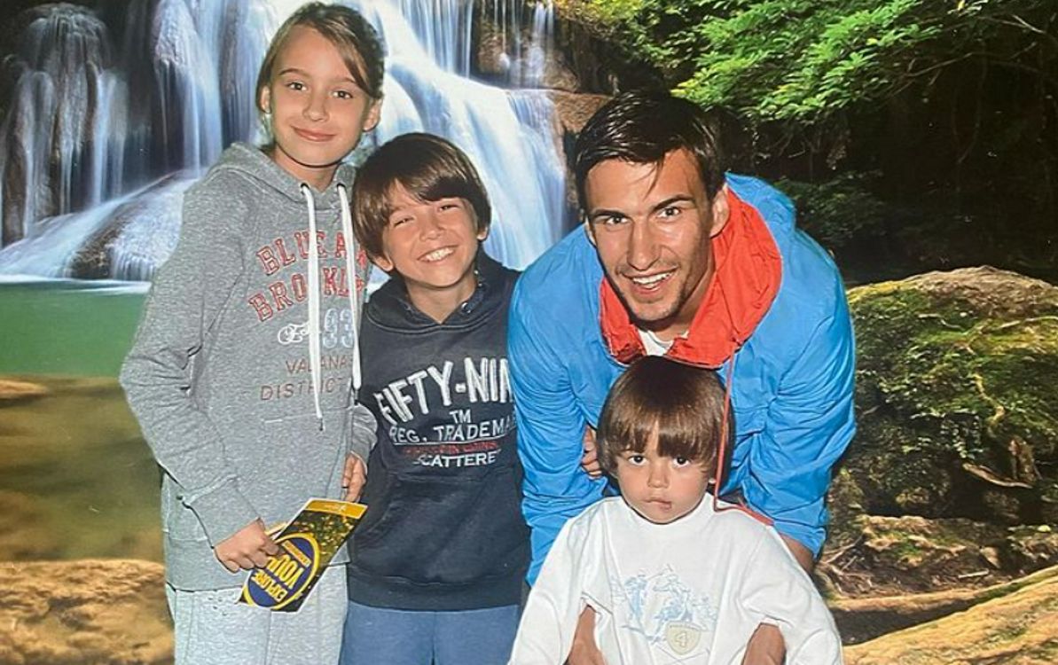 Po śmierci ukochanej, Jarosław Bieniuk samotnie wychowuje dzieci