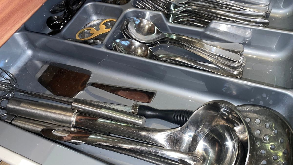 Błyszczące sztućce w szufladzie