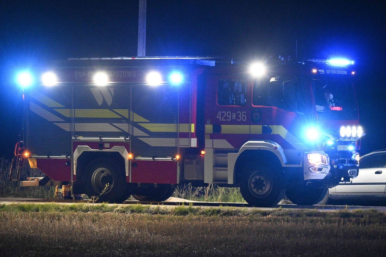 Warszawa: Potężny wybuch gazu. Szyby wypadły z okien, wyrwane drzwi i zniszczone auta. Są ranni