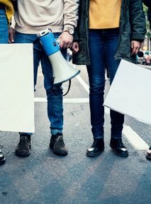 Walczą z wycinką drzew. Protestują przed biurem urzędników