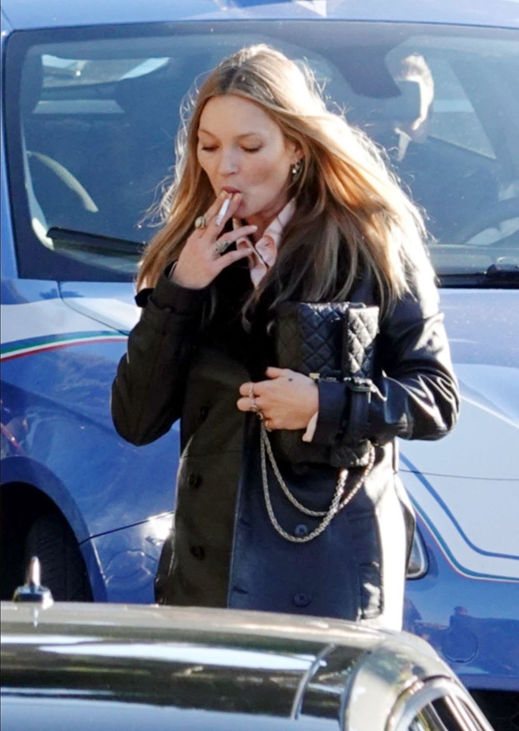 Kate Moss zaciąga się papierosem