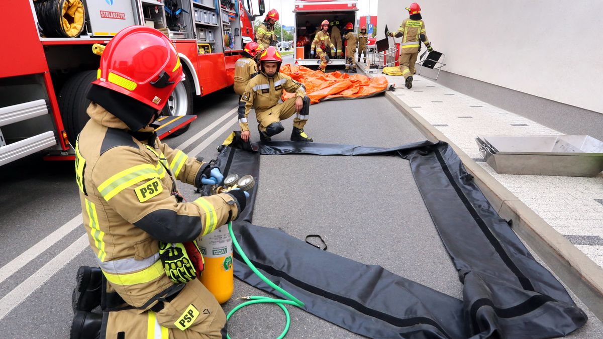Krakow. 17.05.2022. Szpital Uniwersytecki w Prokocimiu. Cwiczenie z udzialem Strazy Pozarnej - ewakuacja dwoch oddzialow szpitala, neutralizacja podejrzanej substancji i dekontaminacja ludzi, ktorzy mieli z nia kontakt. Strazacka jednostka ratownictwa chemicznego.