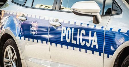 Tragiczne odkrycie w mieszkaniu przy ul. Gałczyńskiego w Płocku. Jeden mężczyzna trafił do szpitala, drugi nie żyje!
