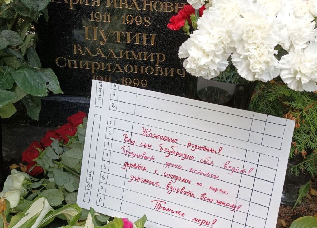 Aktywiści zostawili taką kartkę na grobie rodziców Putina