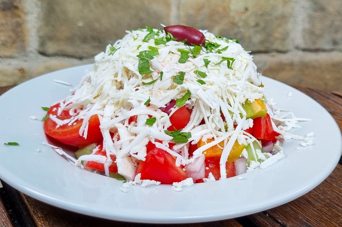 Nie grecka i nie gyros. Sąsiadka przyniosła na grilla inną sałatkę z serem i zrobiła furorę