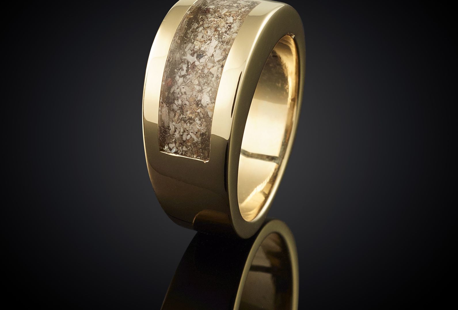 Złoty pierścionek z prochami zmarłej osoby (Getty) 