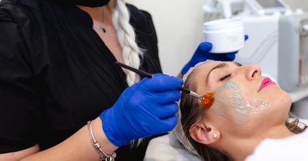 Peeling enzymatyczny - jak działa i kto powinien go stosować?