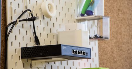 Prosty sposób na przyspieszenie sieci domowej do 2,5 GbE, bez wymiany routera! Testujemy QNAP QSW-1105-5T