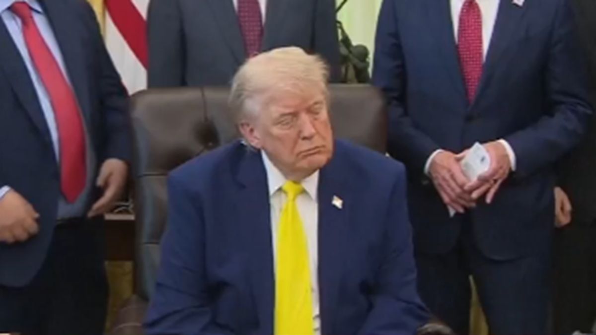 Trump przyłapany na spotkaniu.