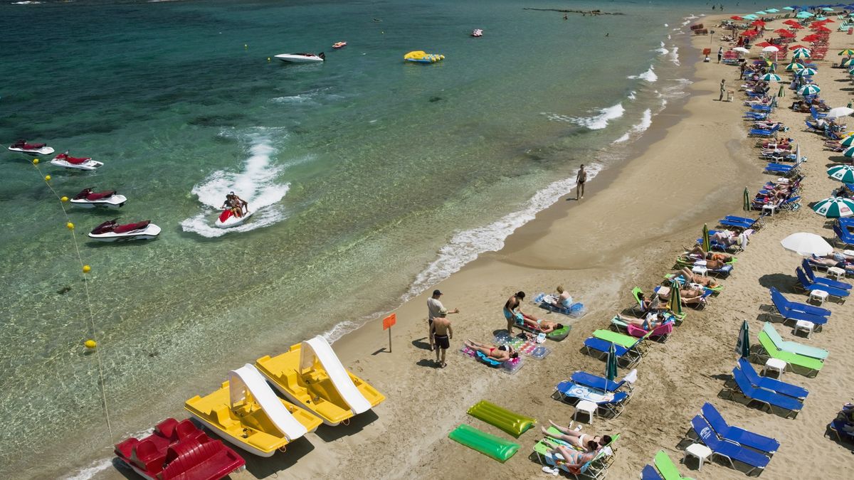 Plaża w kurorcie Malia na Krecie 