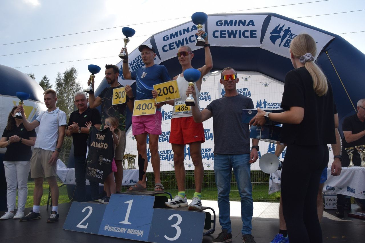 Cewice: Dekoracje VI Biegu Pocztyliona. Do rąk uczestników trafiły puchary, nagrody i czeki