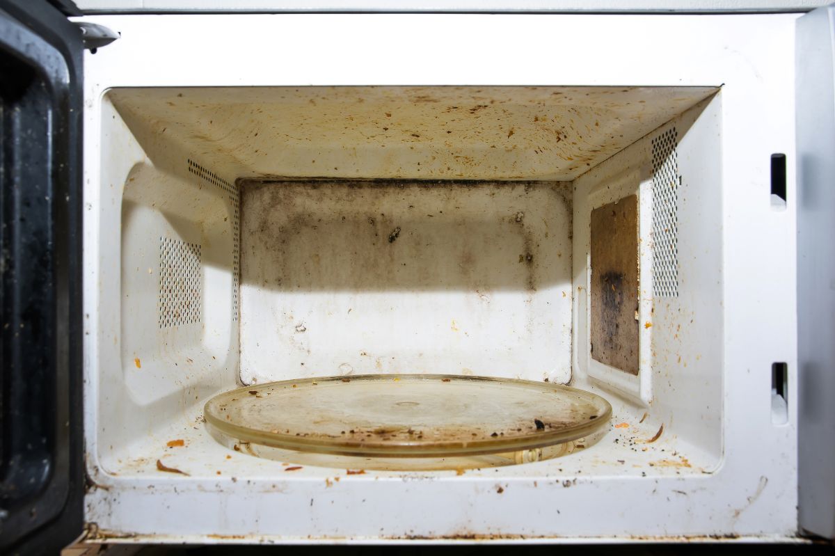Microwave cleaning hack: Lemon and baking soda's magic duo