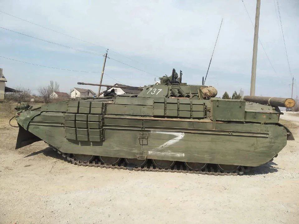 Rosyjski BMP-2 obłożony kostkami ERA.