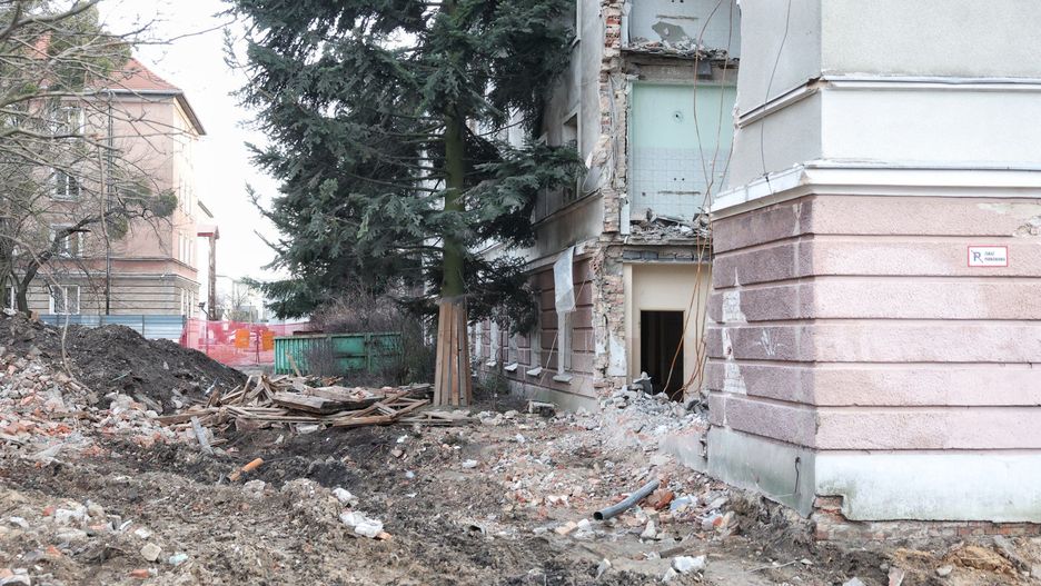 Rozbiórka akademików trwała, ale została wstrzymana