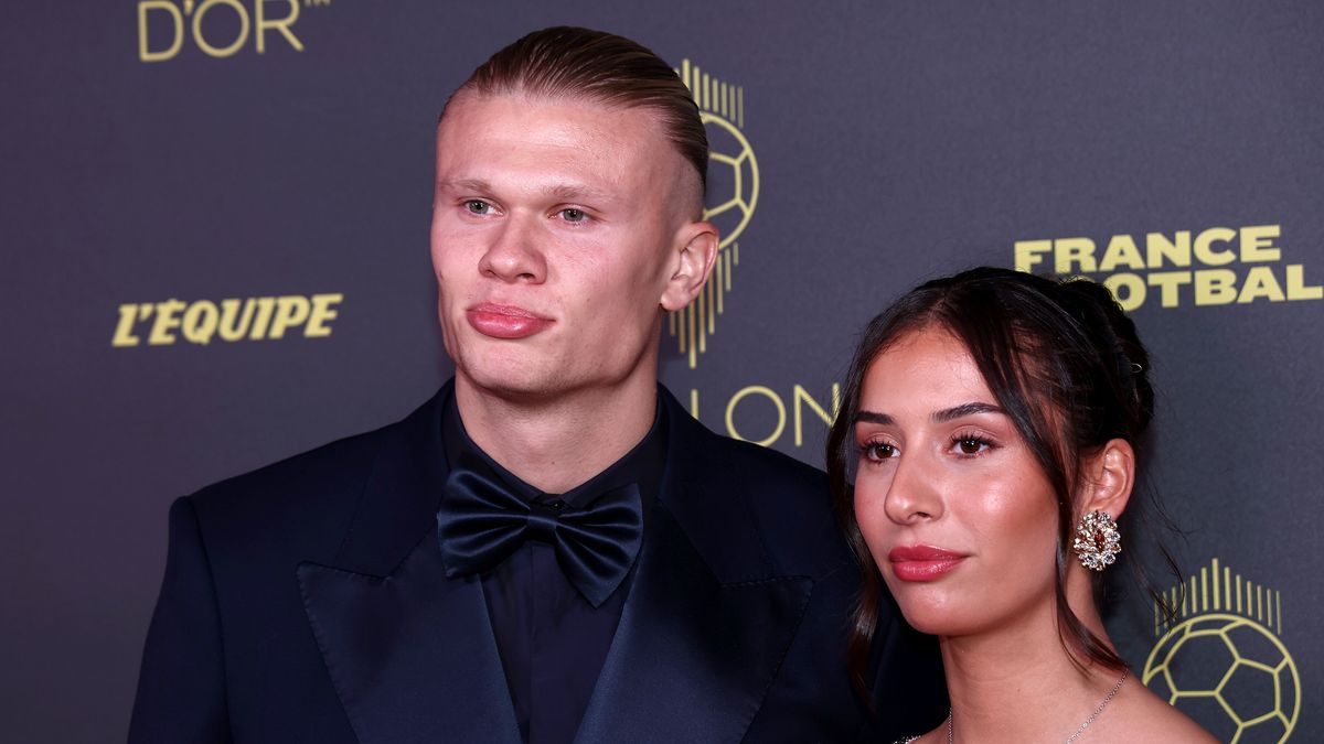 Manchester City striker Erling Haaland (L) and partner Isabel Haugseng Johansen arrive for the Ballon d'Or 2023 ceremony at the Theatre du Chatelet in Paris, France, 30 October 2023. EPA/MOHAMMED BADRA Dostawca: PAP/EPA.