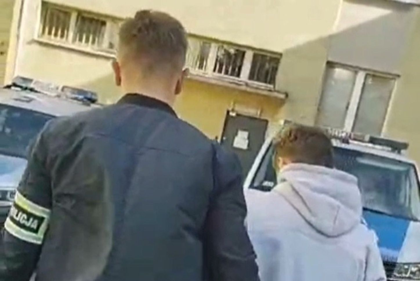 Policja zatrzymała nastolatków znęcających się nad bezdomnym