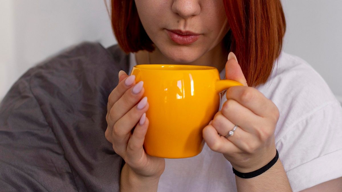 Na kaszel warto zrobić domowy napar.