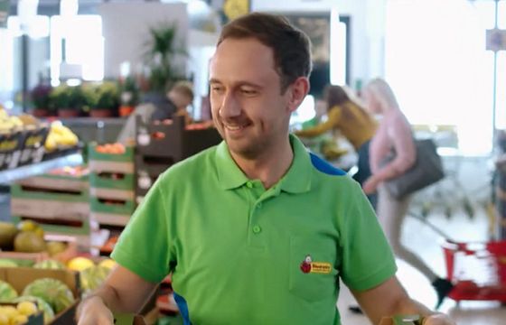 Biedronka w spocie dziękuje pracownikom i klientom za postawę w czasie epidemii (wideo)