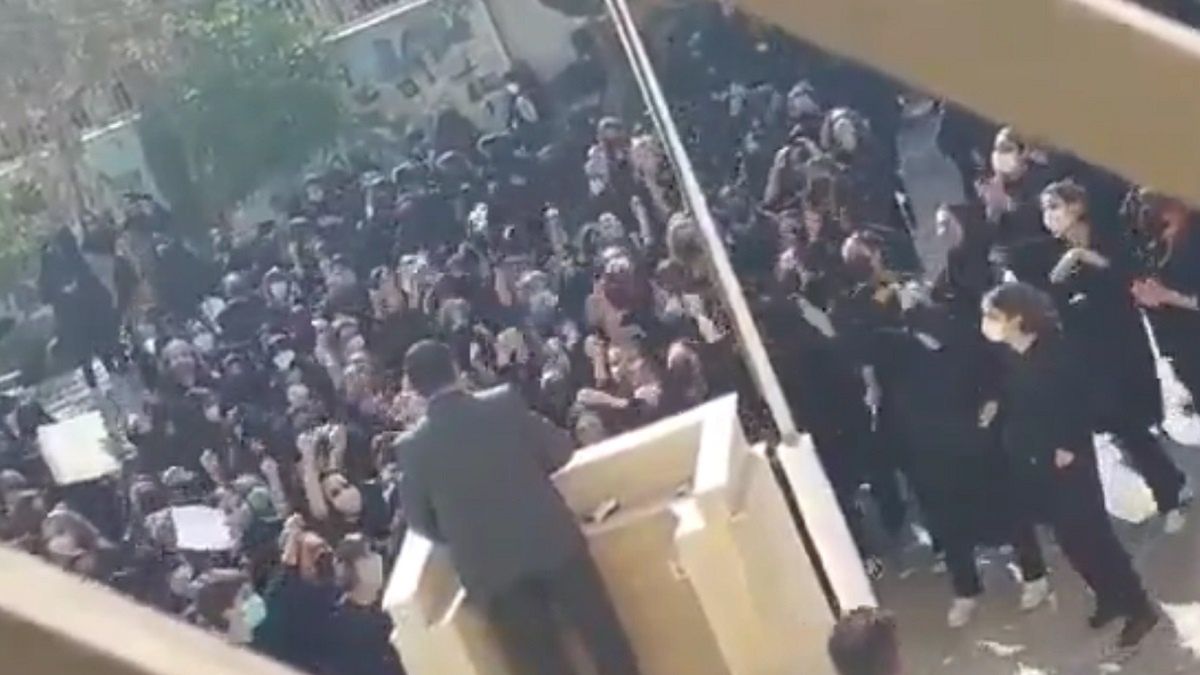 Szkoła dla dziewcząt w Iranie, protest uczennic