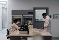 Koronawirus na świecie. AstraZeneca wstrzymuje badania nad szczepionką. Poważna "niepożądana reakcja"?