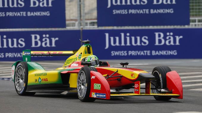 Lucas di Grassi z Audi Sport Abt wygrywa pierwszy wyścig Formuły E 1