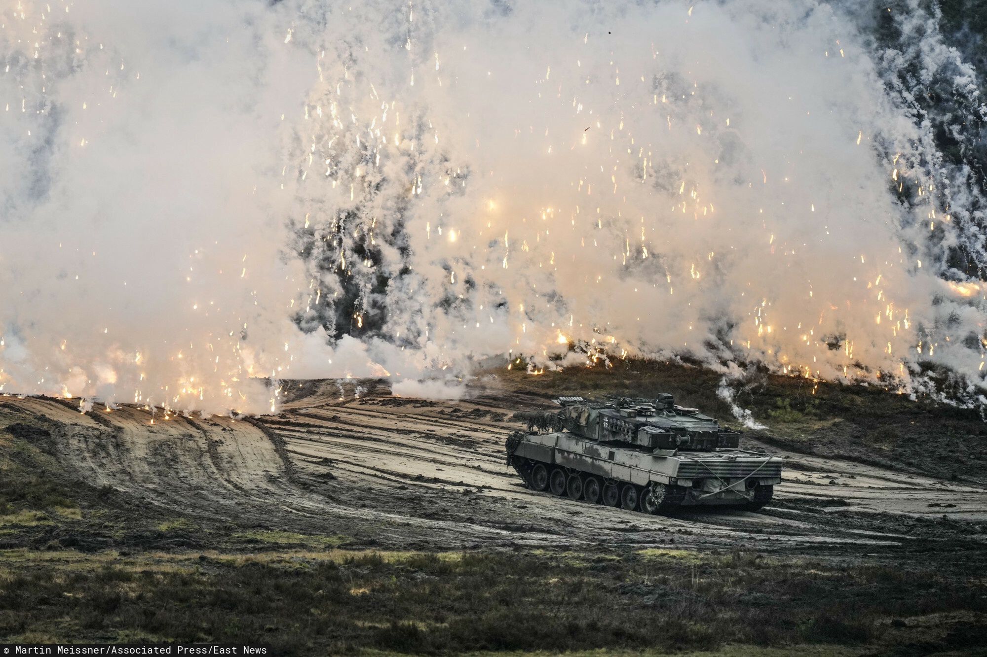 Niemieckie Leopardy podczas ?wicze? na poligonie
A Leopard 2 tank is seen in action during a visit of German Defense Minister Boris Pistorius at the Bundeswehr tank battalion 203 at the Field Marshal Rommel Barracks in Augustdorf, Germany, Wednesday, Feb. 1, 2023. After the government's decision to deliver fourteen Leopard 2 tanks to Ukraine, the capabilities of the Leopard 2A6 main battle tank are shown at a presentation in Augustdorf. (AP Photo/Martin Meissner)
Martin Meissner
