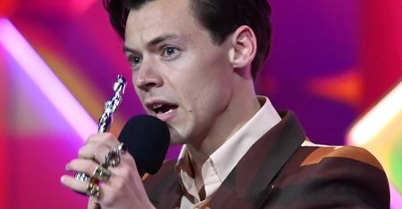 Brit Awards 2021. Harry Styles pozuje w garniturze Gucci i z TOREBKĄ w dłoni (ZDJĘCIA)