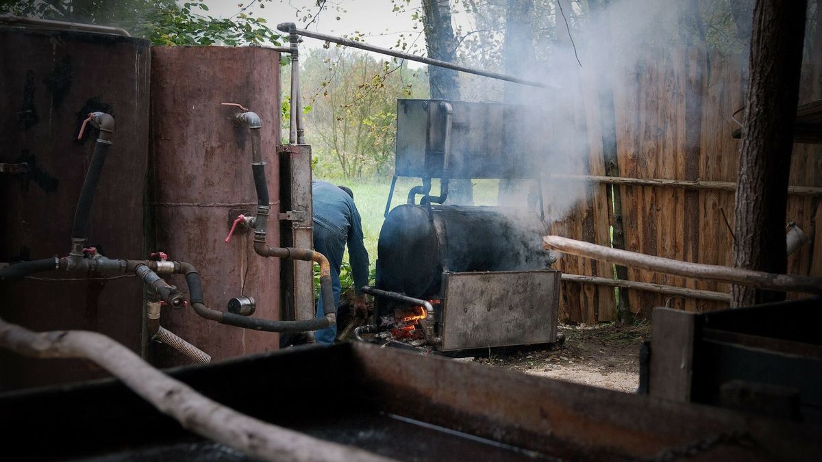 Nowe eksponaty w Muzeum Bimbrown
12.09.2010 Bialystok Bialostockie Muzeum Wsi  n / z  Muzeum Bibrownictwa wzbogacilo sie o kolejna aparature do produkcji bimbru  fot.Michal Kosc/REPORTER
Kosc/REPORTER