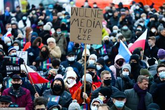 Protesty ws. "lex TVN". Trwa zbiórka podpisów pod apelem do prezydenta