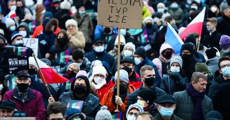 Protesty ws. "lex TVN". Trwa zbiórka podpisów pod apelem do prezydenta