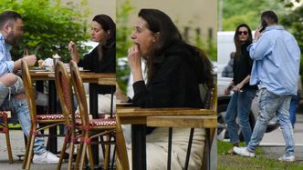 Agnieszka Grochowska zajada się stekiem podczas kolejnego już spotkania z przyjacielem (?)