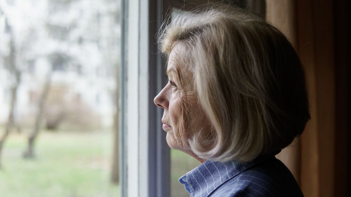 Kobieta opowiada historię rodziny.