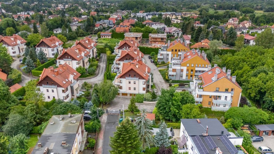 Jednym z najbardziej obiecujących rozwiązań są elastyczne klastry mieszkaniowe: np. dwa niezależne moduły (50 m² + 30 m²), które działają osobno, ale pozostają ze sobą połączone.