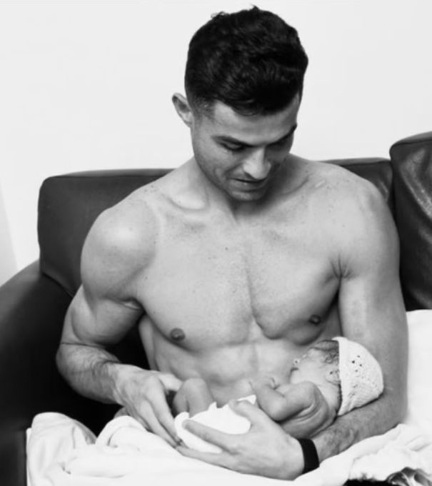 Cristiano Ronaldo pokazuje zdjęcie z nowonarodzoną córeczką. "NA ZAWSZE MIŁOŚĆ"