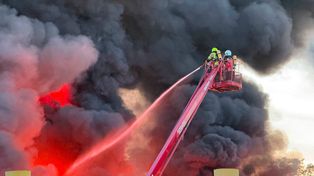 Pożar hali produkcyjnej w Wielkopolsce. Mieszkańcy dostali alert RCB